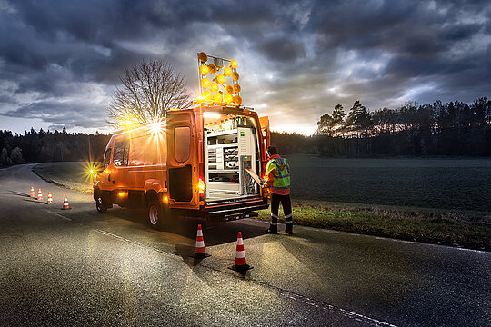 Iveco Kommunalfahrzeug mit eingeschalteter Warnbeleuchtung