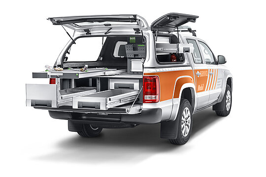 Ein VW Amarok von hinten mit offener Heckklappe